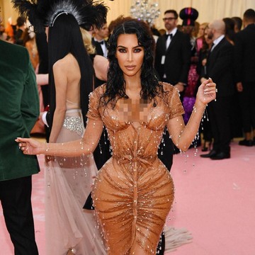 img-title Meski Terlihat Stylish, 4 Penampilan Kim Kardashian Ini Dikritik oleh Kanye West!