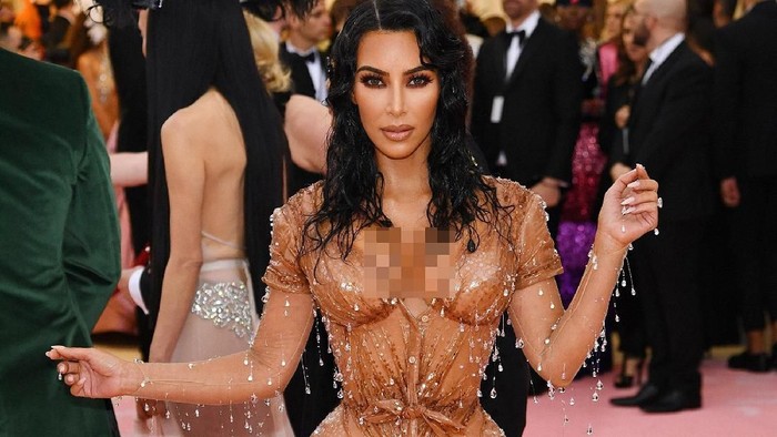 Meski Terlihat Stylish, 4 Penampilan Kim Kardashian Ini Dikritik oleh Kanye West! Meski Terlihat Stylish, 4 Penampilan Kim Kardashian Ini Dikritik oleh Kanye West!