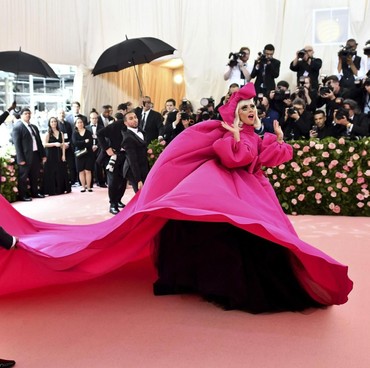 Wow, Lady Gaga 4 Kali Ganti Busana di Red Carpet Met Gala 2019
