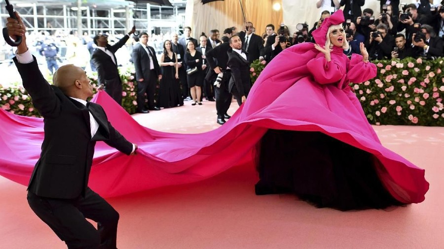 Lady Gaga berganti baju empat kali di red carpet Met Gala.