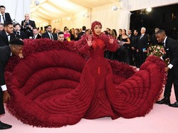 Cardi B Digandeng Balenciaga, Wajahnya Hiasi Museum Louvre