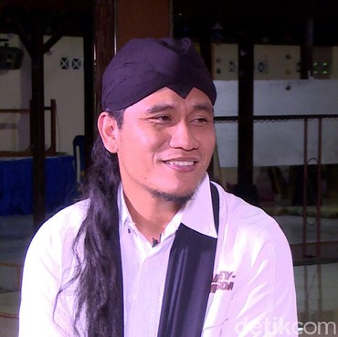 Viral Video Istri Miftah Maulana Bagikan Roti ke Santri, Dinilai Kayak Perbudakan