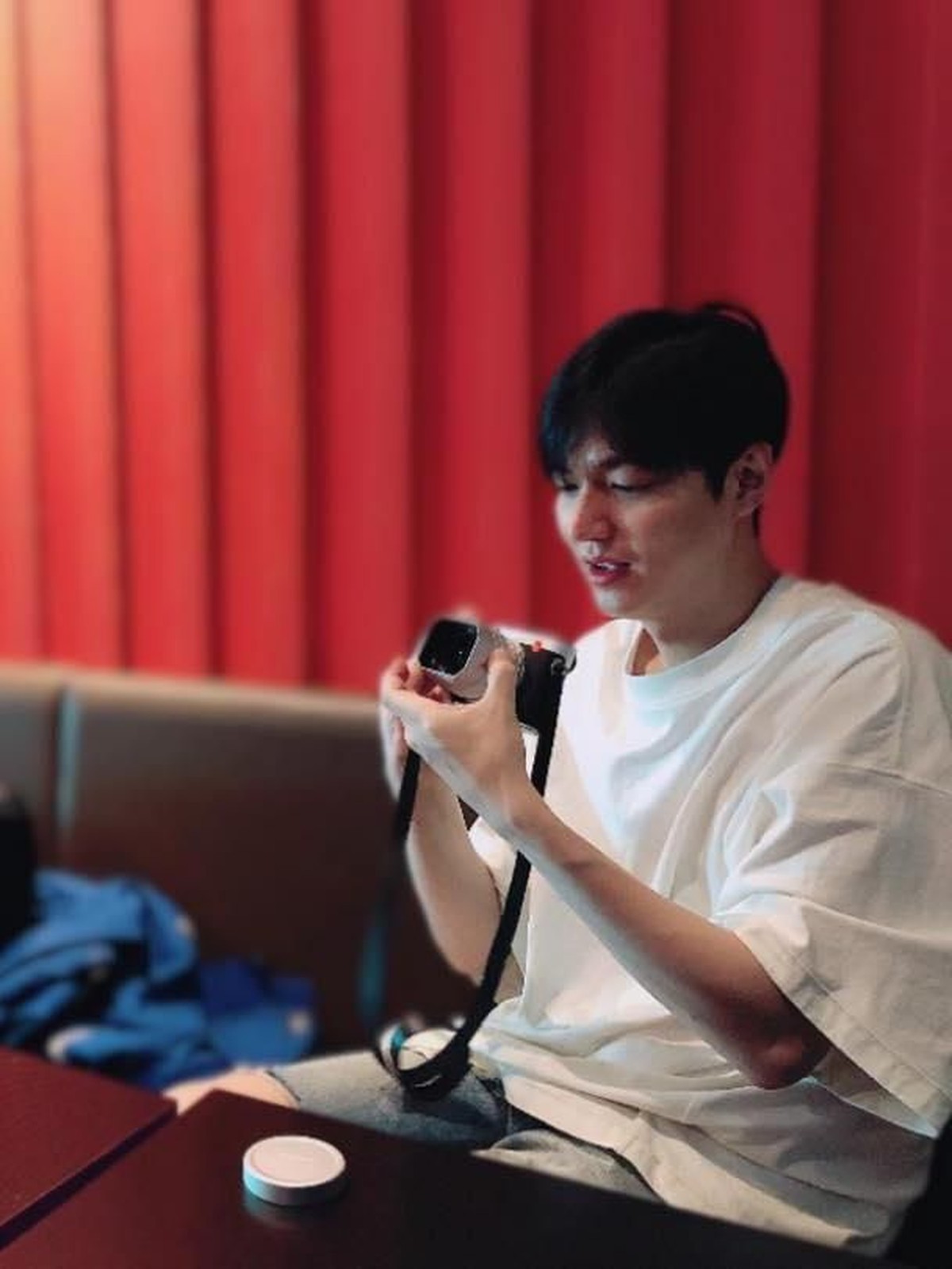 Aktor tampan Lee Min Ho telah selesai menjalani wajib militer beberapa waktu lalu&period; Berikut enam potret tampan Lee Min Ho untuk obati rindu penggemar&period;