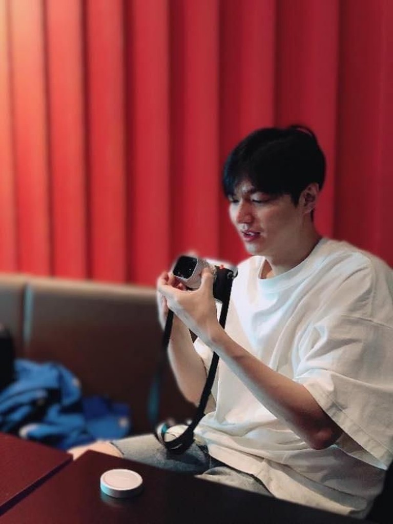 6 Potret Tampan Lee Min Ho Setelah Jalani Wajib Militer Aktor tampan Lee Min Ho telah selesai menjalani wajib militer beberapa waktu lalu. Berikut enam potret tampan Lee Min Ho untuk obati rindu penggemar.
