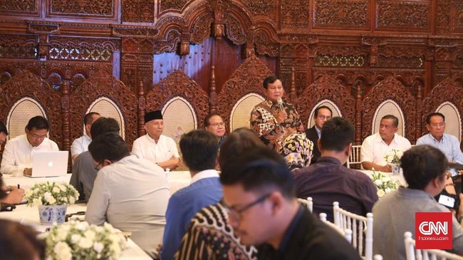Prabowo Subianto melarang wartawan media massa lokal meliput saat dirinya berbicara dengan sejumlah perwakilan kedutaan dan media asing di kediamannya semalam.