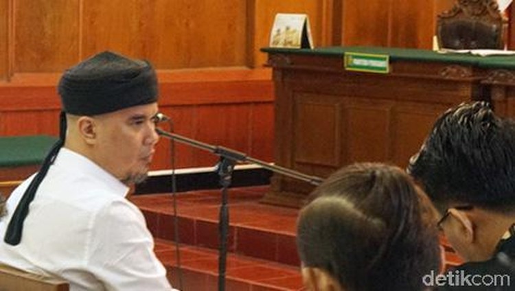 Istri dan ketiga anak Ahmad Dhani memberi ucapan dan doa di ulang tahunnya ke-47.