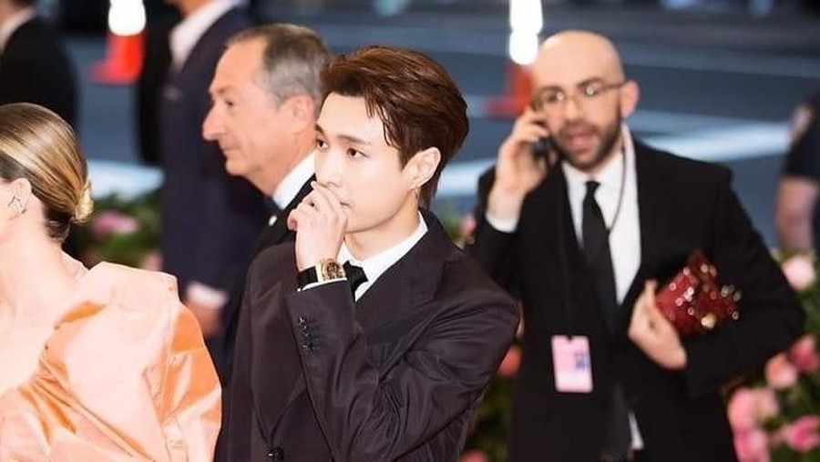 EXO Lay tampil sendiri tanpa rekannya yang lain.