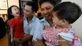 VIDEO: Bebas, Jurnalis Reuters Bertemu Anaknya Pertama Kali