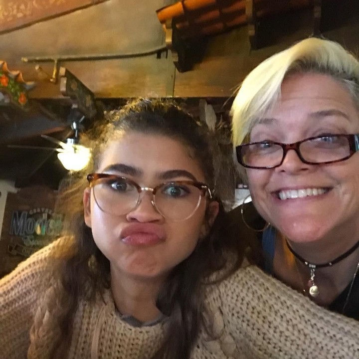 <p>Meskipun sibuk, Zendaya maih menyempatkan diri mengunjungi sang bunda, Claire Marie, di tempat kerjanya. (Foto: Instagram @claire_maree64)</p>