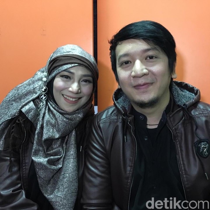 <p>"<em>Ya memang kita percaya enggak percaya sih awalnya kayak mimpi. Dia (Sandiego) sendiri waktu di pelaminan bilang kayak mimpi ya,</em>" ucap Inka Christie, setelah menikah. Bahagia selalu dan semoga langgeng... (Foto: Pingkan/detikHOT)</p>