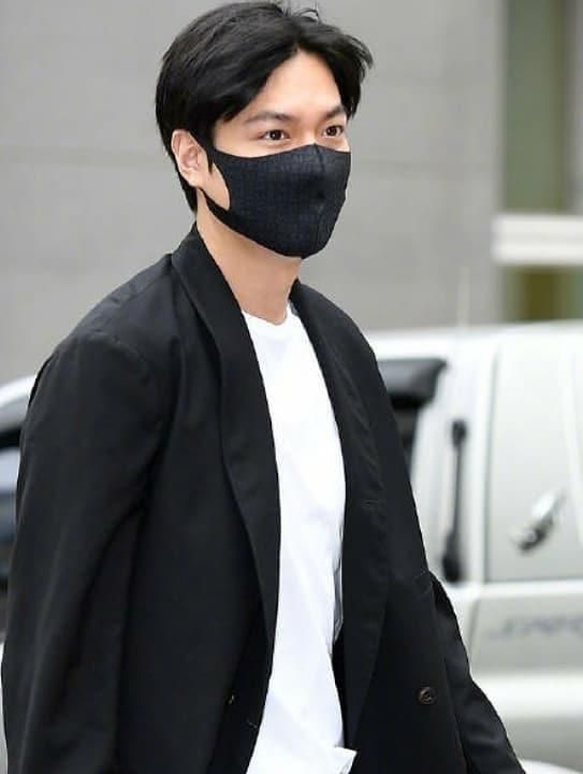Aktor tampan Lee Min Ho telah selesai menjalani wajib militer beberapa waktu lalu&period; Berikut enam potret tampan Lee Min Ho untuk obati rindu penggemar&period;