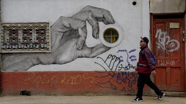 Sebanyak 1.400 mural dan grafiti terpajang di tembok-tembok kota Valparaiso, Chile.