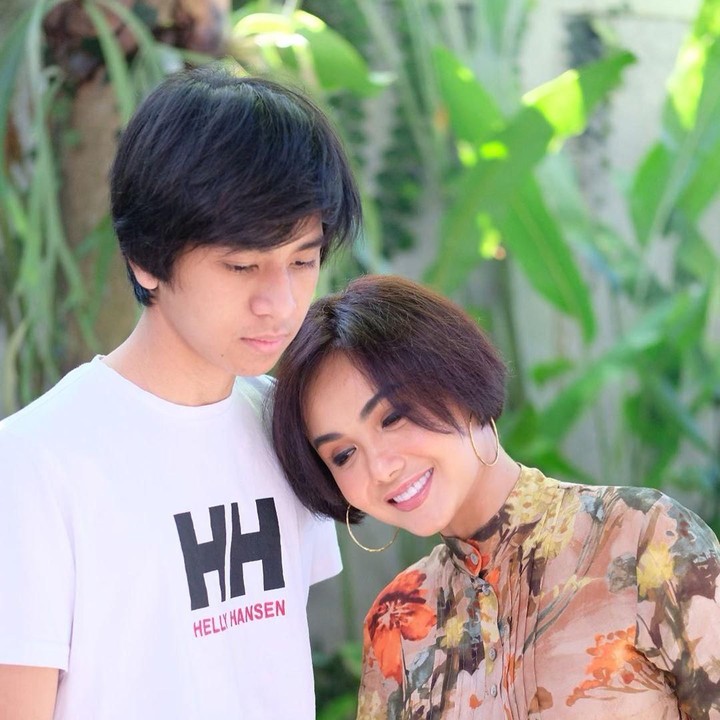 <p>Cavin yang sekarang berusia 16 tahun, terlihat sudah semakin dewasa ya, Bun. Membuat mereka berdua terlihat seperti kakak dan adik. (Foto: Instagram @yunishara36)</p>