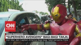 VIDEO: Polisi Kenakan Kostum Superhero untuk Bagi-bagi Takjil