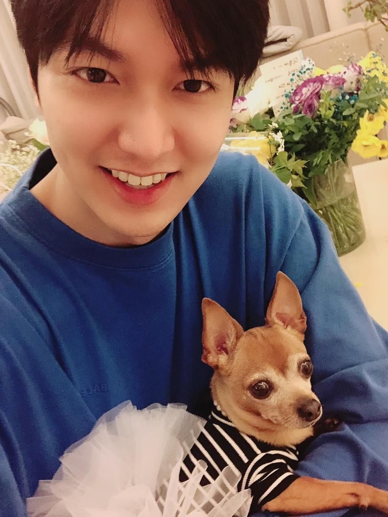 6 Potret Tampan Lee Min Ho Setelah Jalani Wajib Militer Aktor tampan Lee Min Ho telah selesai menjalani wajib militer beberapa waktu lalu. Berikut enam potret tampan Lee Min Ho untuk obati rindu penggemar.