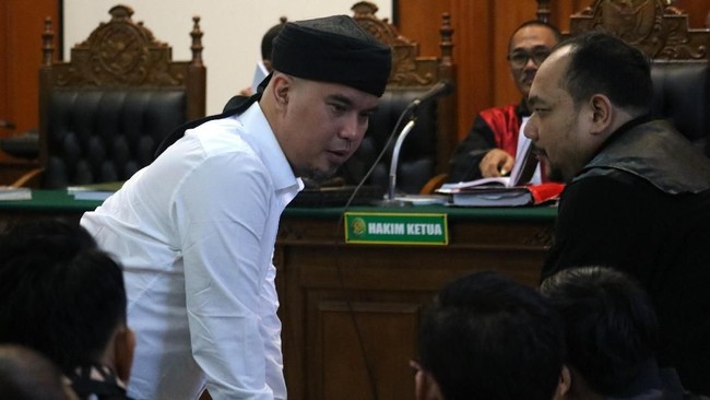 Ahmad Dhani menuliskan surat berisi banyak kecaman, mulai dari upaya penangkapan aktivis, hingga kecurangan dan petaka di Pemilu 2019.