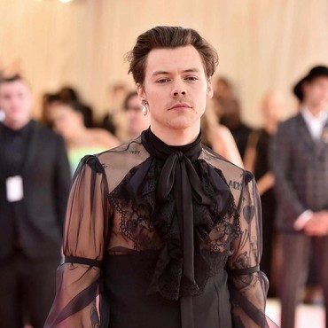 Harry Styles Pakai Busana Transparan dan Anting Mutiara di Met Gala 2019