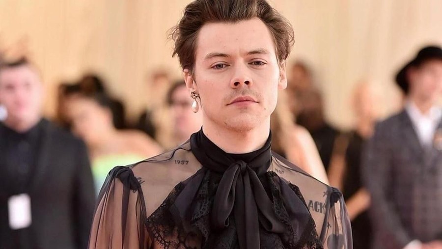 Harry Styles menghadiri Met Gala 2019 untuk kali pertama.