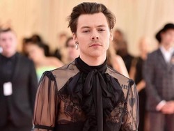 Harry Styles Pakai Busana Transparan dan Anting Mutiara di Met Gala 2019