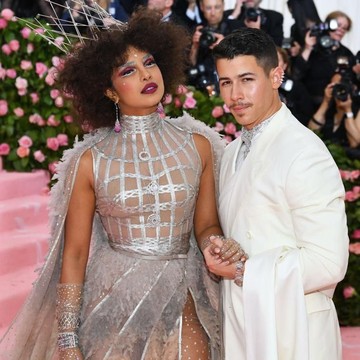 5 Tampilan Pasangan Priyanka Chopra dan Nick Jonas yang Berani Dobrak Aturan Gaya di Red Carpet