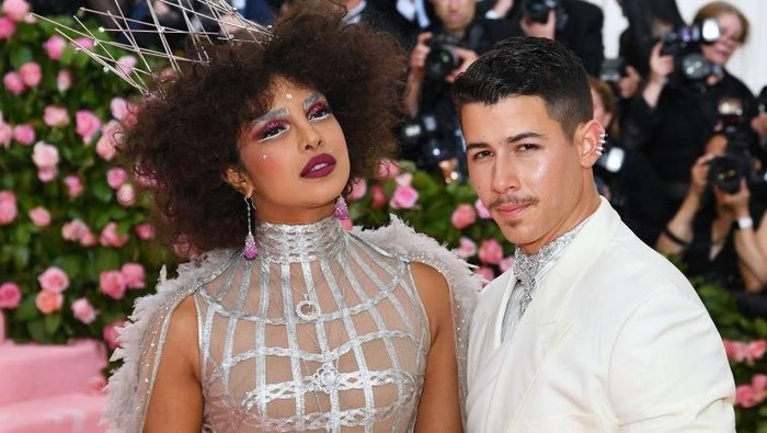 5 Tampilan Pasangan Priyanka Chopra dan Nick Jonas yang Berani Dobrak Aturan Gaya di Red Carpet