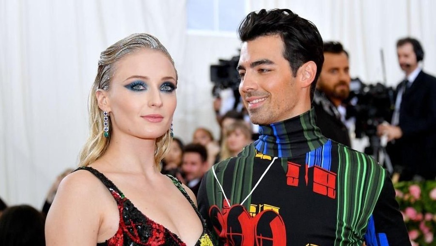 Penampilan perdana Joe Jonas dan Sophie Turner sebagai pasangan suami istri.