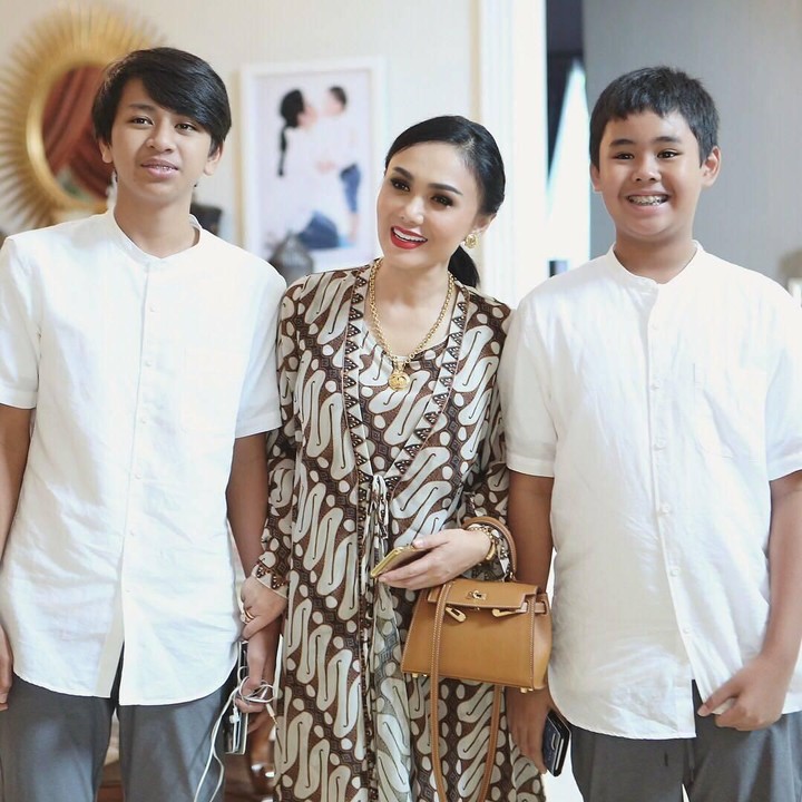 <p>Sejak dua tahun lalu, ternyata Cavin dan Cello memang sudah tampak seperti ABG ya, Bun. Menyalip Bunda Yuni nih. (Foto: Instagram @yunishara36)</p>