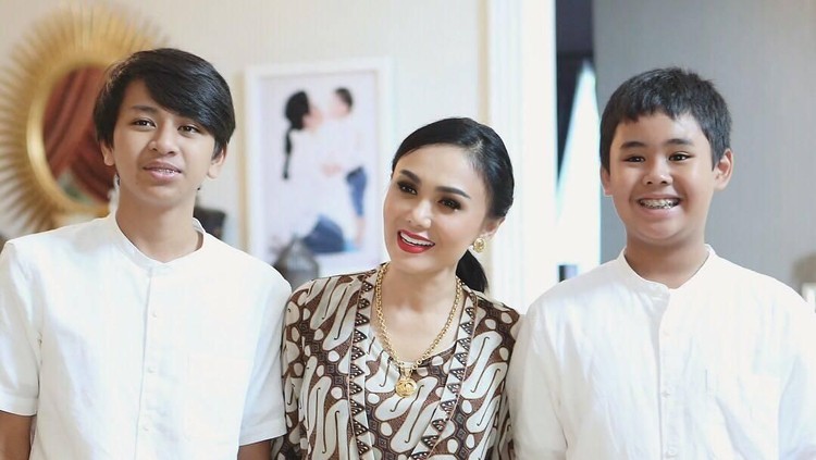 Anak Yuni Shara enggak mau menikah lagi. Simak ceritanya yuk!