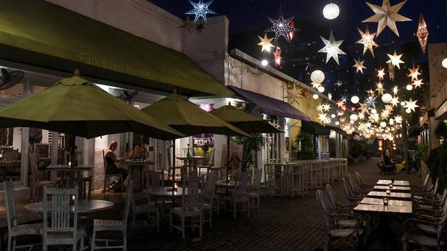 Park Street Mews yang biasanya ramai oleh pengunjung bar dan kelab malam kini sepi.