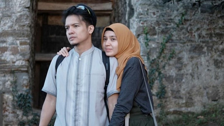 Sejumlah artis Indonesia memilih untuk hijrah. Berikut ini potret penampilan artis-artis yang kini sudah hijrah.