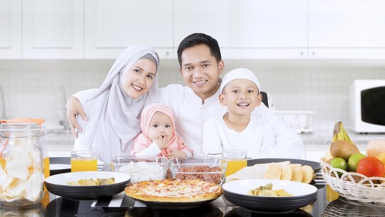 Meskipun ingin mengajari si kecil berpuasa, tapi Bunda harus ingat bahwa mereka tetap butuh asupan nutrisi yang cukup selama berpuasa.