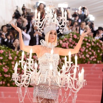 img-title Momen Ikonis Jeremy Scott di Moschino, Katy Perry Pakai Kostum Lampu dan Hamburger di Met Gala!