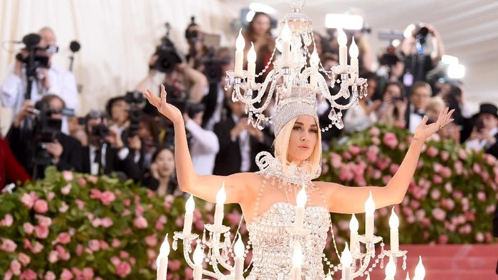 img-title Momen Ikonis Jeremy Scott di Moschino, Katy Perry Pakai Kostum Lampu dan Hamburger di Met Gala!