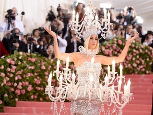 Momen Ikonis Jeremy Scott di Moschino, Katy Perry Pakai Kostum Lampu dan Hamburger di Met Gala!
