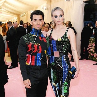 Penampakan Joe Jonas Didandani Sophie Turner Saat Bosan di Rumah Aja