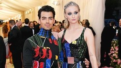 Penampakan Joe Jonas Didandani Sophie Turner Saat Bosan di Rumah Aja