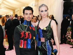 Penampakan Joe Jonas Didandani Sophie Turner Saat Bosan di Rumah Aja