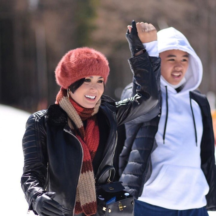 <p>Liburan berdua bersama Cello, Bunda Yuni mengaku masih suka memperlakukan si bungsu seperti bayi. Abang Cavin enggak ikut nih, Bun, karena katanya lagi malas liburan jauh. (Foto: Instagram @yunishara36)</p>