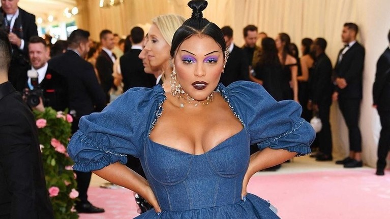 10 Artis dengan Kostum Terburuk di Ajang Met Gala 2019 Di Met Gala 2019 ada seleb yang hadir dengan penampilan terbaik hingga terburuk. Dilansir dari Dailymail, berikut ini seleb dengan penampilan terburuk.