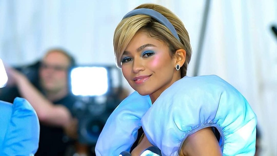 Zendaya mencuri perhatian acara Met Gala 2019 dengan mengenakan gaun bak Cinderella yang menyala.