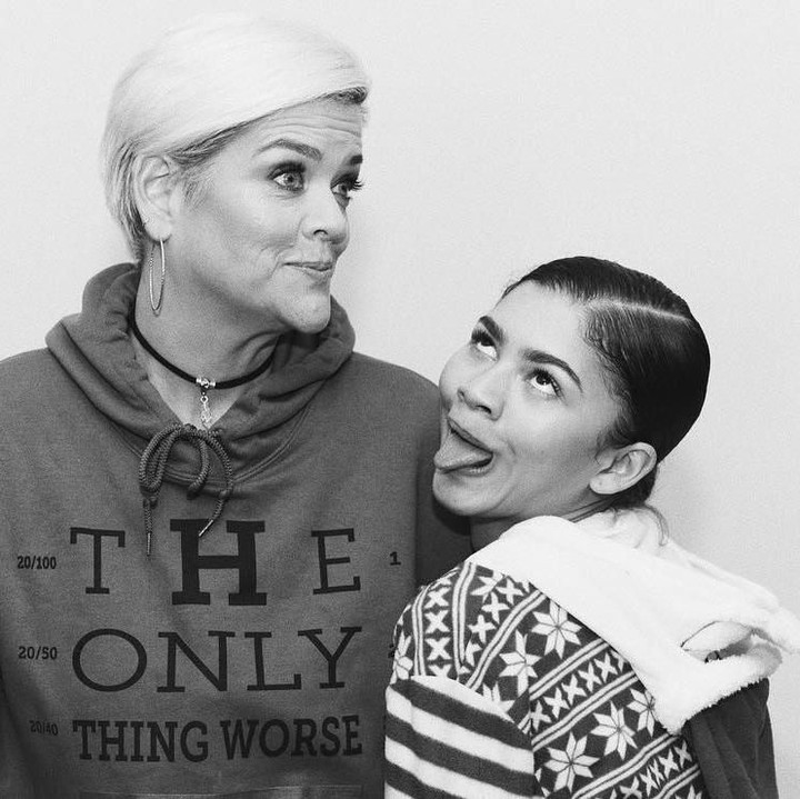 <p>Gaya Bunda Claire Marie dan Zendaya bisa ditiru nih. Mereka sama-sama mengenakan pakaian kasual dan malah terlihat seperti adik kakak. (Foto: Instagram @zendaya)</p>