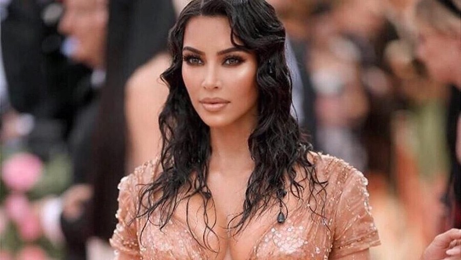 Kesulitan Kim Kardashian di balik gaun mini karya Thierry Mugler.