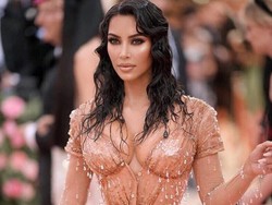 Pakai Korset Terlalu Ketat, Kim Kardashian Susah Duduk