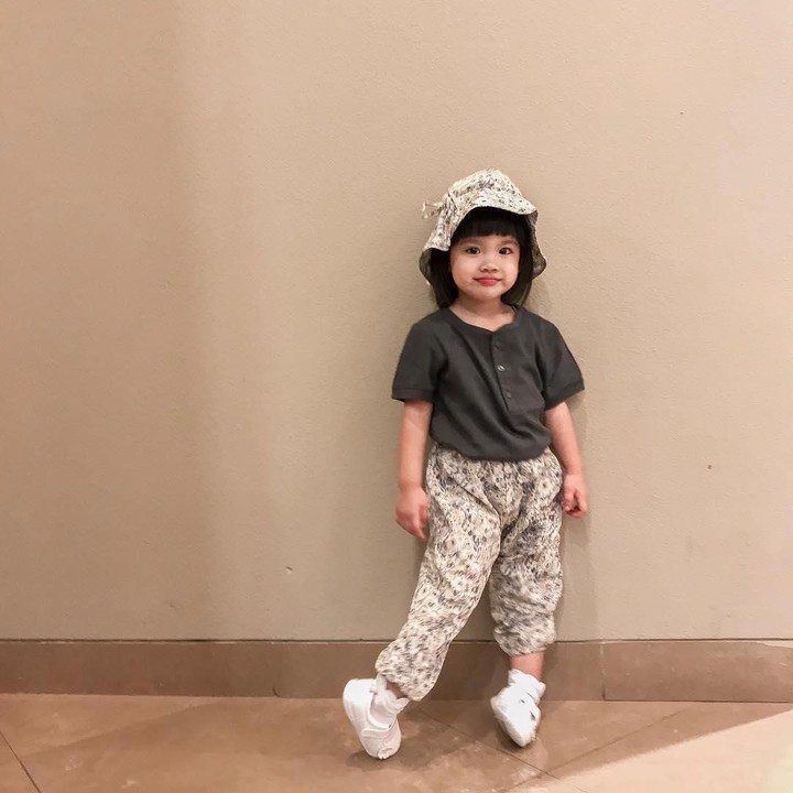<span id="react-root"><span title="Edited">Masih kecil, </span></span><span id="react-root"><span title="Edited">Abigail Cattleya, sudah pintar bergaya. Hal ini diakui Bunda Ririn Ekawati sendiri, lho. "Cattleya lebih jago pose daripada mamahnya," ujar Ririn. (</span></span>Foto: Instagram @ririnekawati)