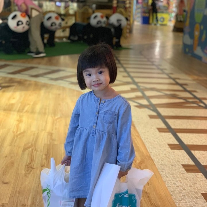 Wah Yaya habis borong di mana nih? Kata Bunda Ririn, Yaya sih cuma beli cokelat dan permen saja. (Foto: Instagram @abigailcattleya)