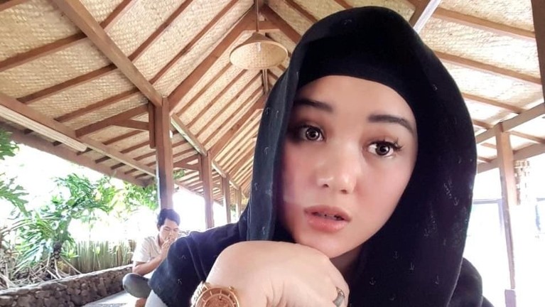 Potret Cantik Bebi Silvana, Istri Baru Opick yang Hamil Muda Berikut ini deretan potret cantik dari istri baru Opick, Bebi Silvana yang dikabarkan sedang hamil muda.