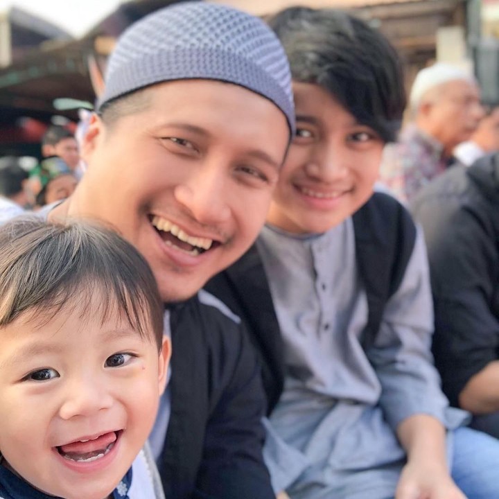 <p>Kalau ini momen Arie Untung mengajak dua jagoannya, Misbareta Fathir Gavin Daffa dan Misbareta Yusuf Athalia salat Idul Adha bersama. (Foto: Instagram @ariekuntung)</p>