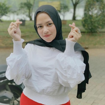 7 Potret Mantan Istri Daus Mini yang Tengah Jadi Sorotan