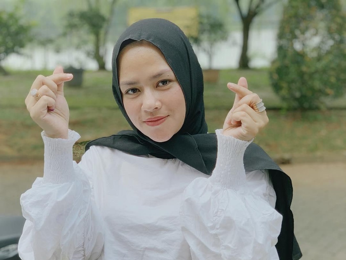 Yunita Lestari kembali menjadi sorotan publik karena berseteru dengan istri baru Daus Mini&period; Berikut potret cantik wanita yang kini berhijab itu&period;