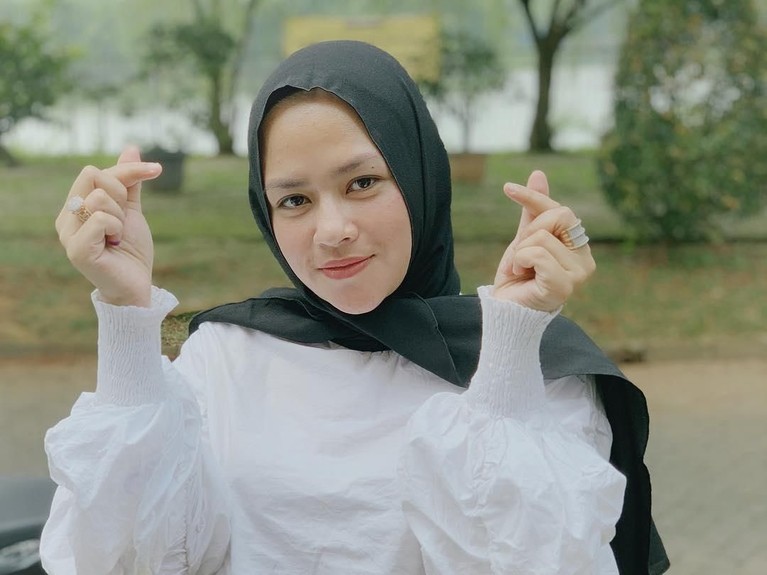 7 Potret Mantan Istri Daus Mini yang Tengah Jadi Sorotan Yunita Lestari kembali menjadi sorotan publik karena berseteru dengan istri baru Daus Mini. Berikut potret cantik wanita yang kini berhijab itu.